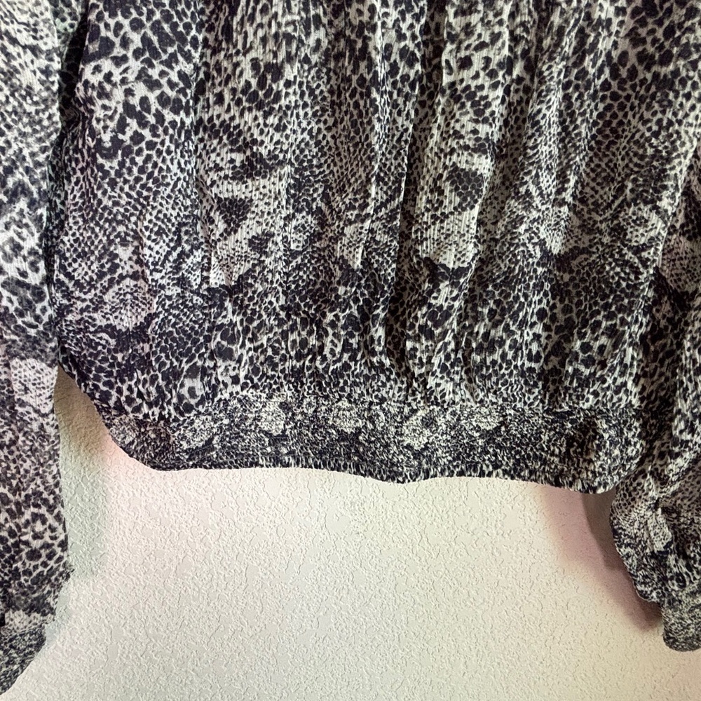 Free People Roma Gray Snake Print Smocked Crepe High Neck Ruffle Sleeve Blouse S - Picture 4 of 14